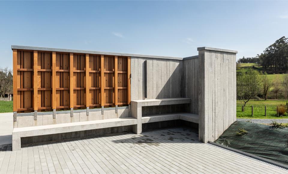 Pared de un patio forrada con madera