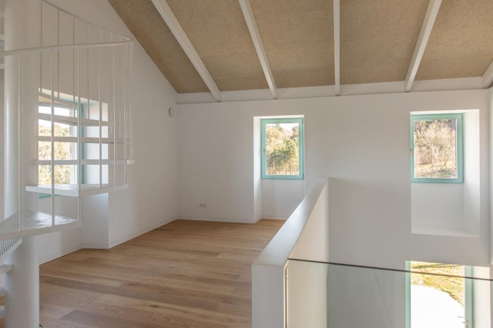 Sala y habitación blanca
